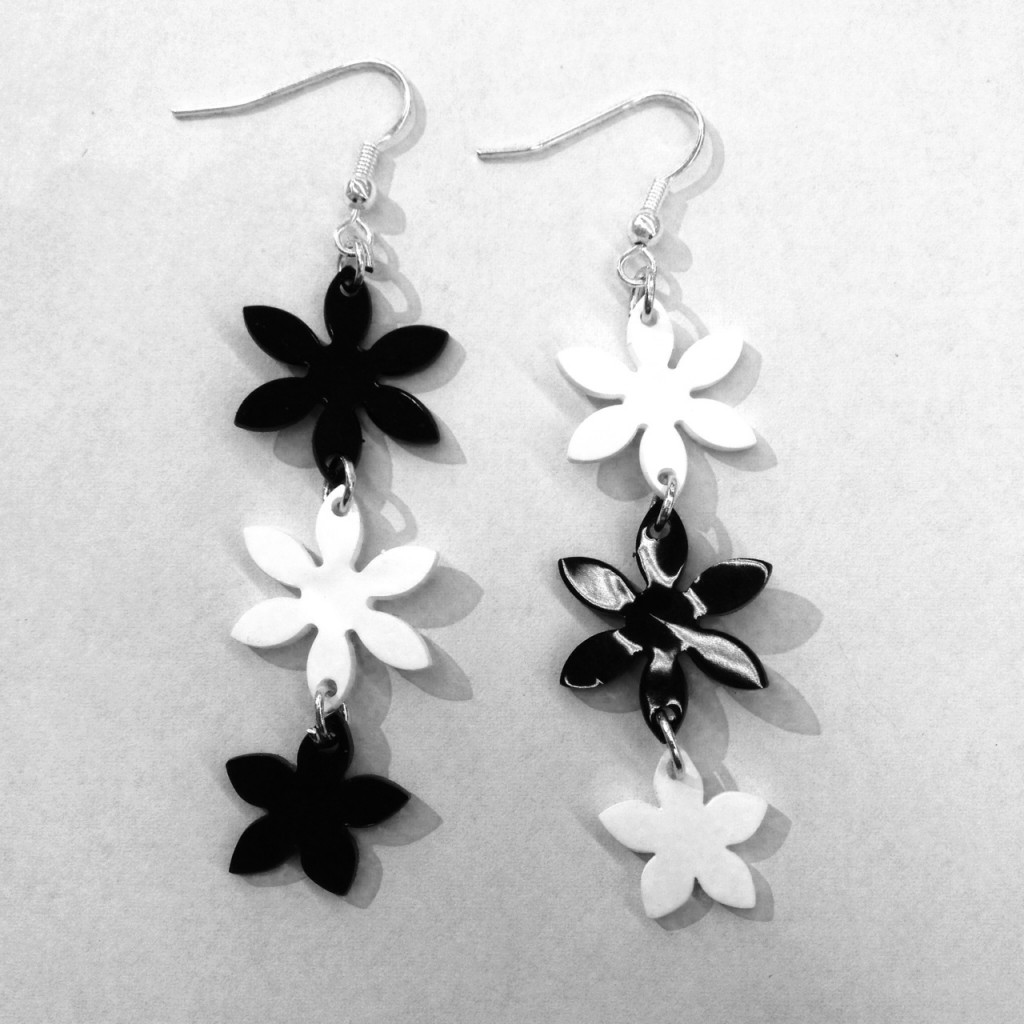 Boucles d'oreilles fleurs en palstique dingue